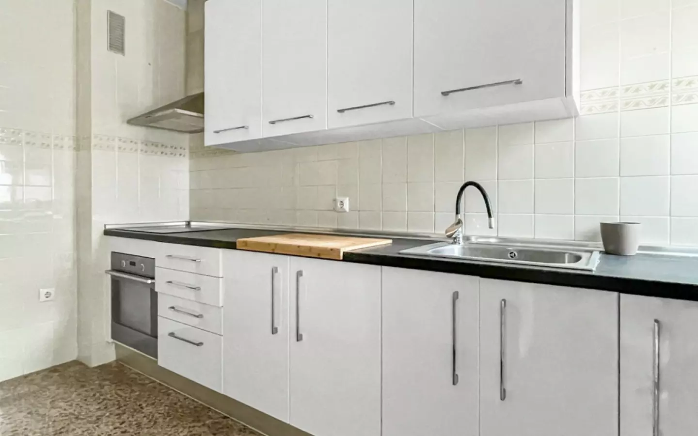 4-bedroom Apartment In Guardamar Del Segura, Spain (137 M²)