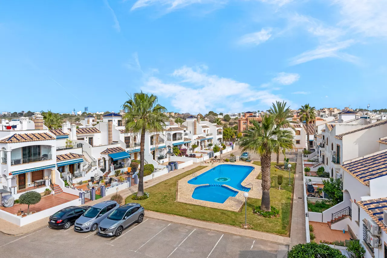 2-bedroom Penthouse In Villamartin, Spain (80 M²)