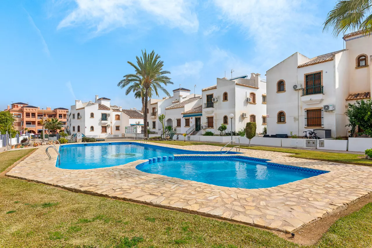 2-bedroom Penthouse In Villamartin, Spain (80 M²)