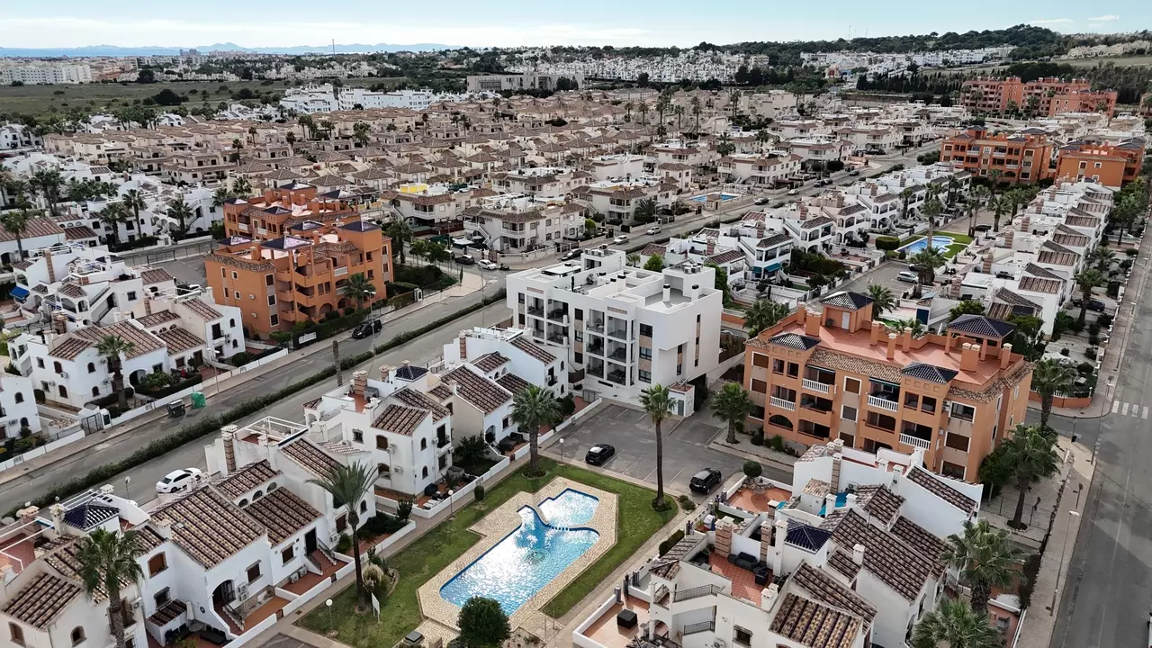 2-bedroom Penthouse In Villamartin, Spain (80 M²)