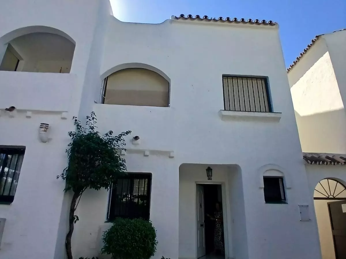 3-bedroom Property In Estepona, Spain (146 M²)