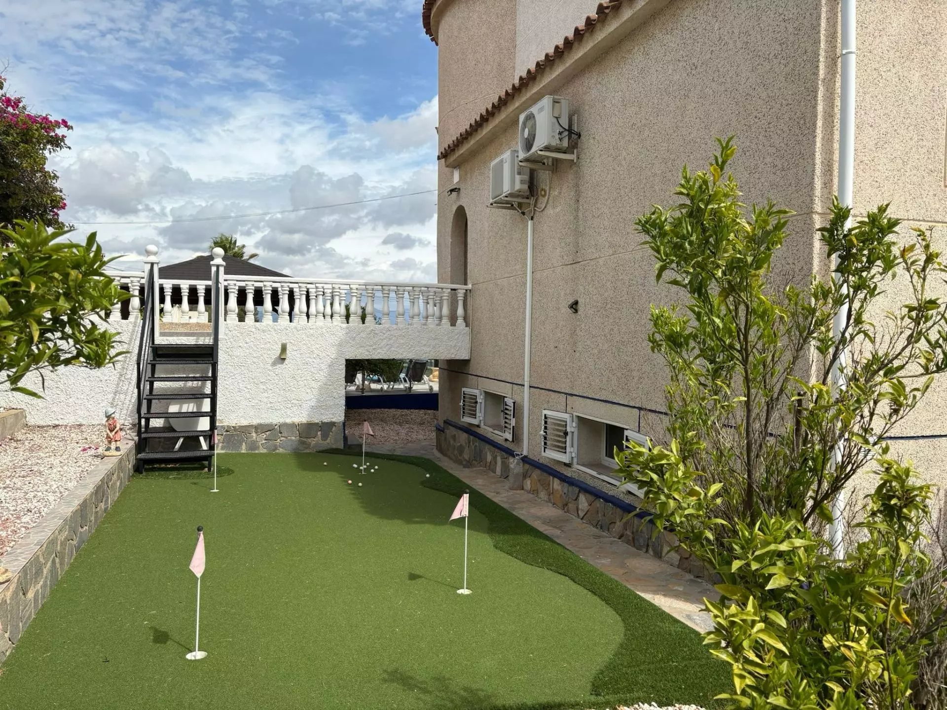 5-bedroom Villa In Almoradi, Spain (375 M²)