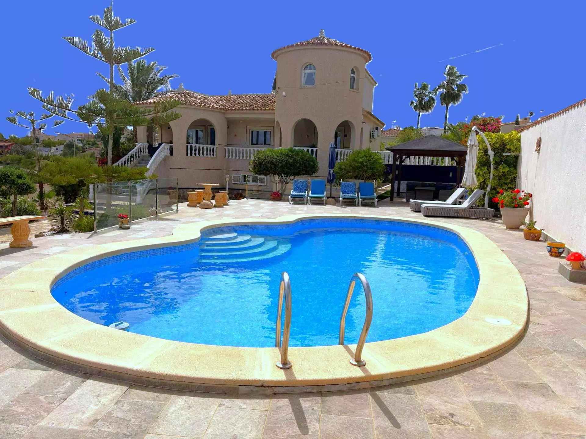 5-bedroom Villa In Almoradi, Spain (375 M²)