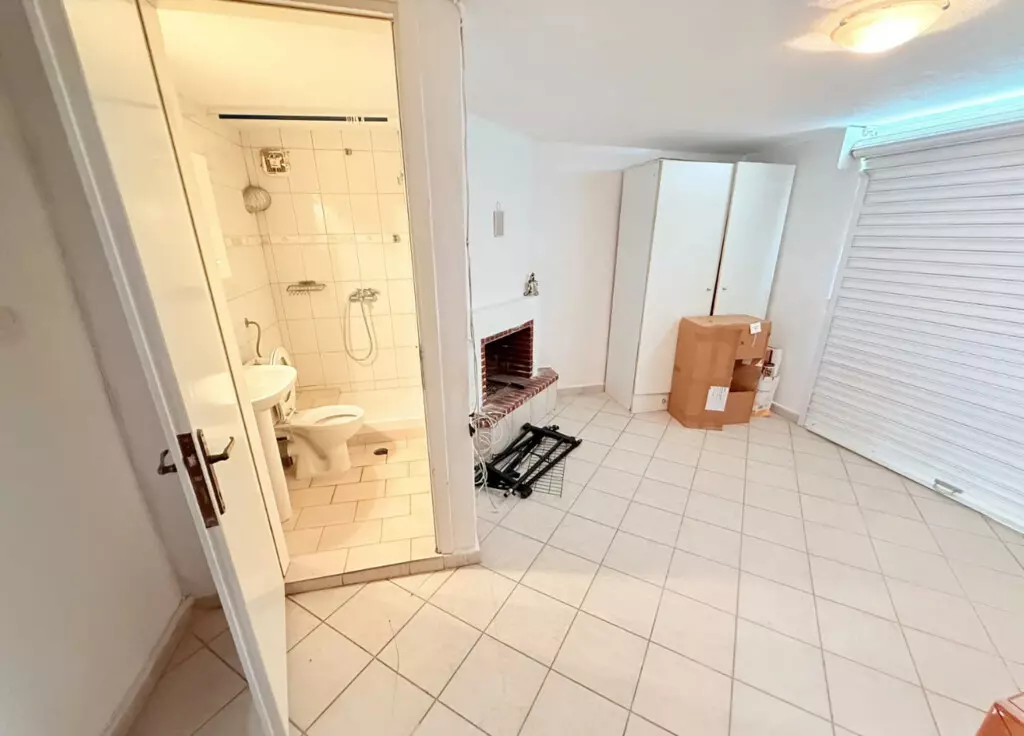 Commercial Property In Paralia, Greece (182 M²)