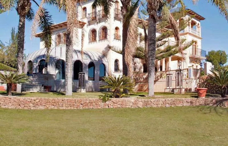 5-bedroom Villa In Villamartin, Spain (642 M²)