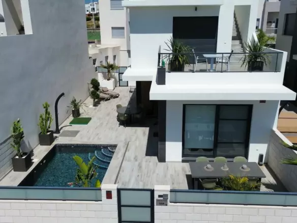 3-bedroom Villa In Benijofar, Spain (133 M²)