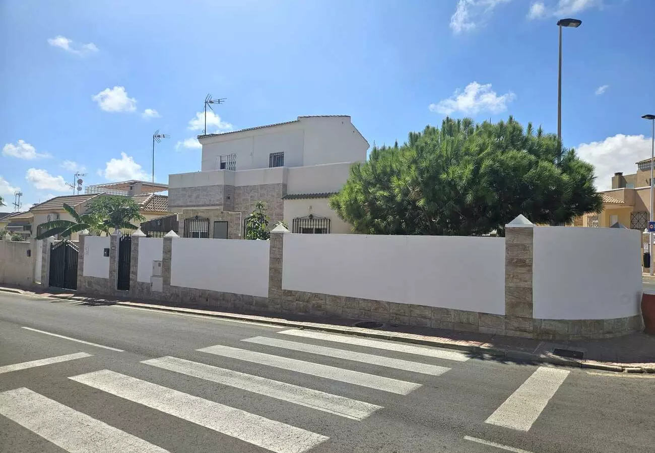 3-bedroom Villa In Torrevieja, Spain (74 M²)