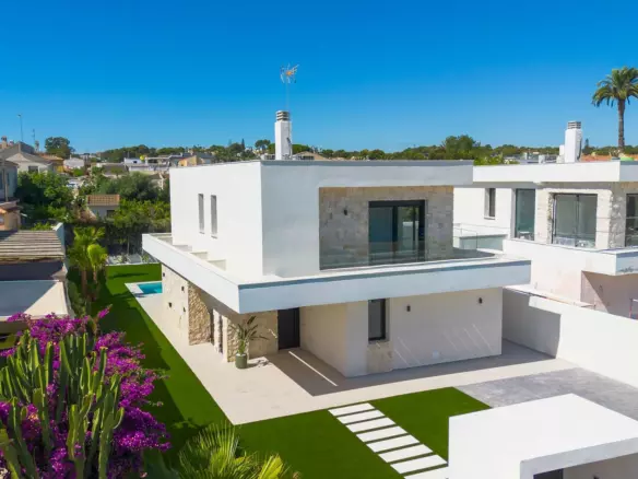 4-bedroom Villa In Torrevieja, Spain (177 M²)