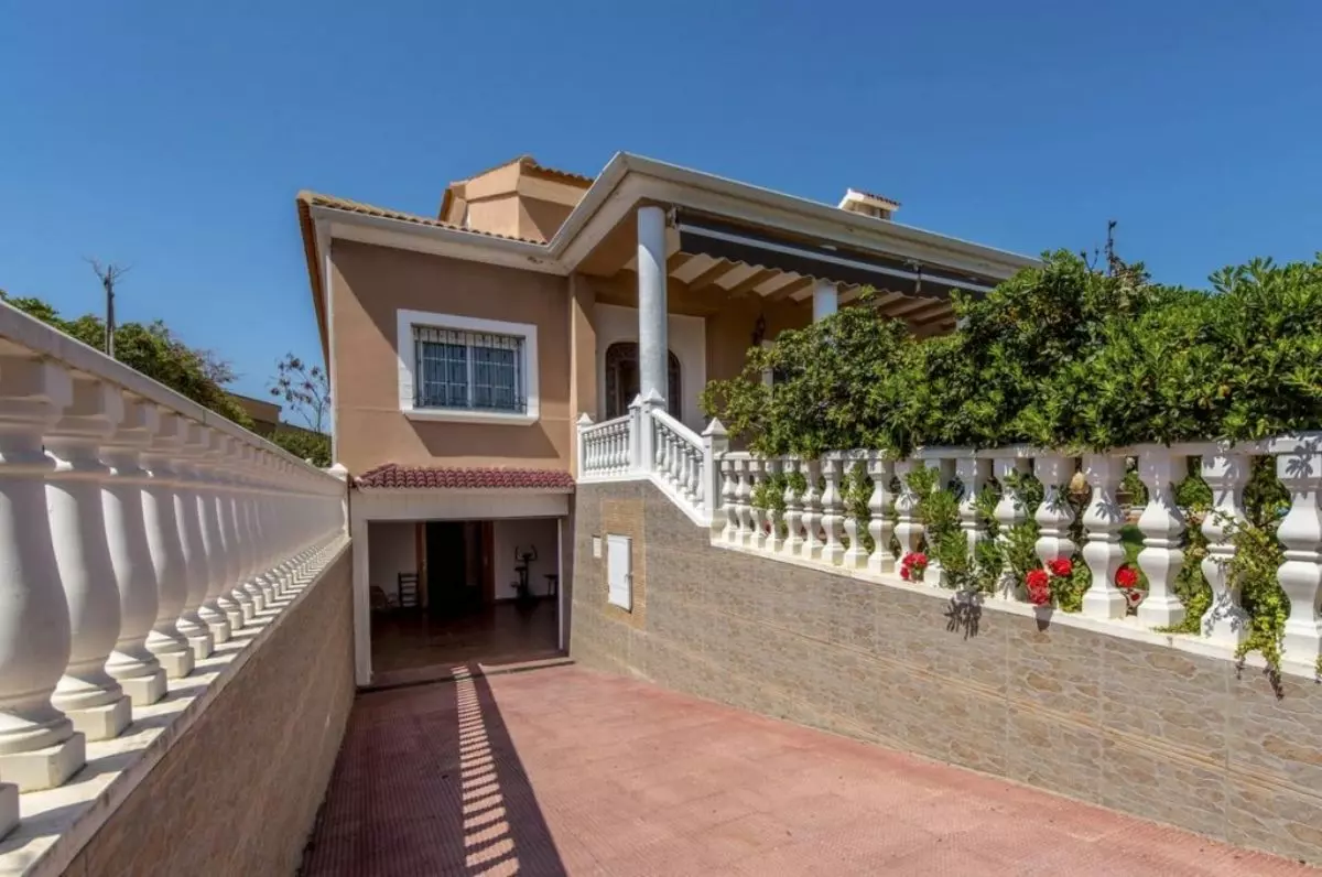 6-bedroom Villa In Torrevieja, Spain (500 M²)
