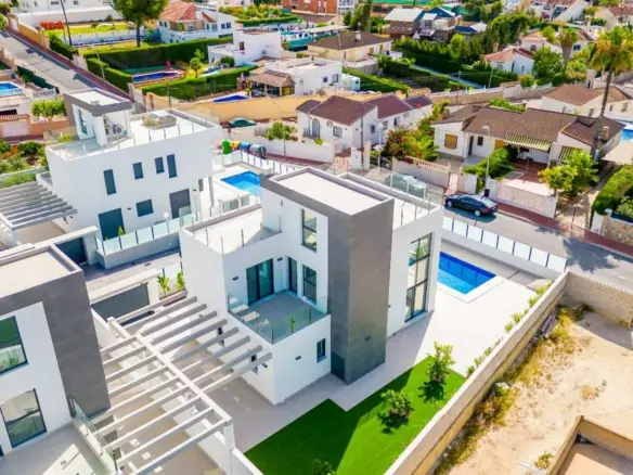 3-bedroom Villa In Torrevieja, Spain (190 M²)