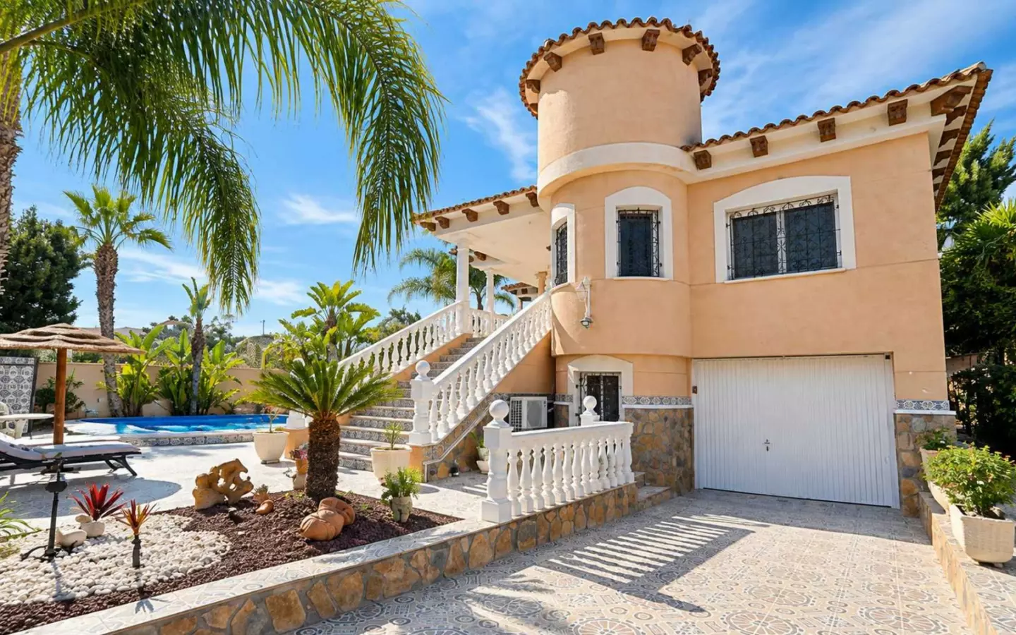 4-bedroom Villa In Benferri, Spain (265 M²)
