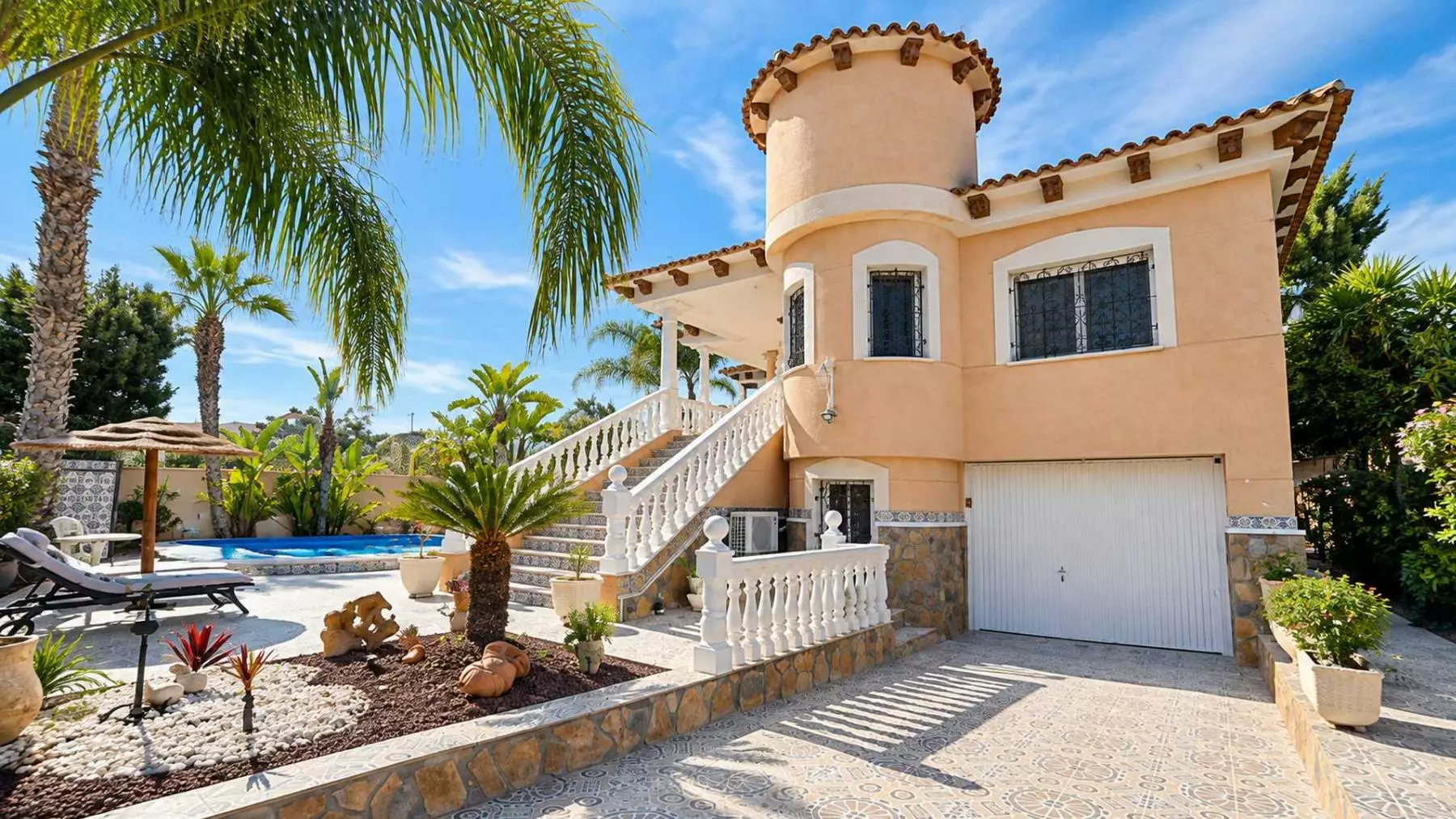 4-bedroom Villa In Benferri, Spain (265 M²)