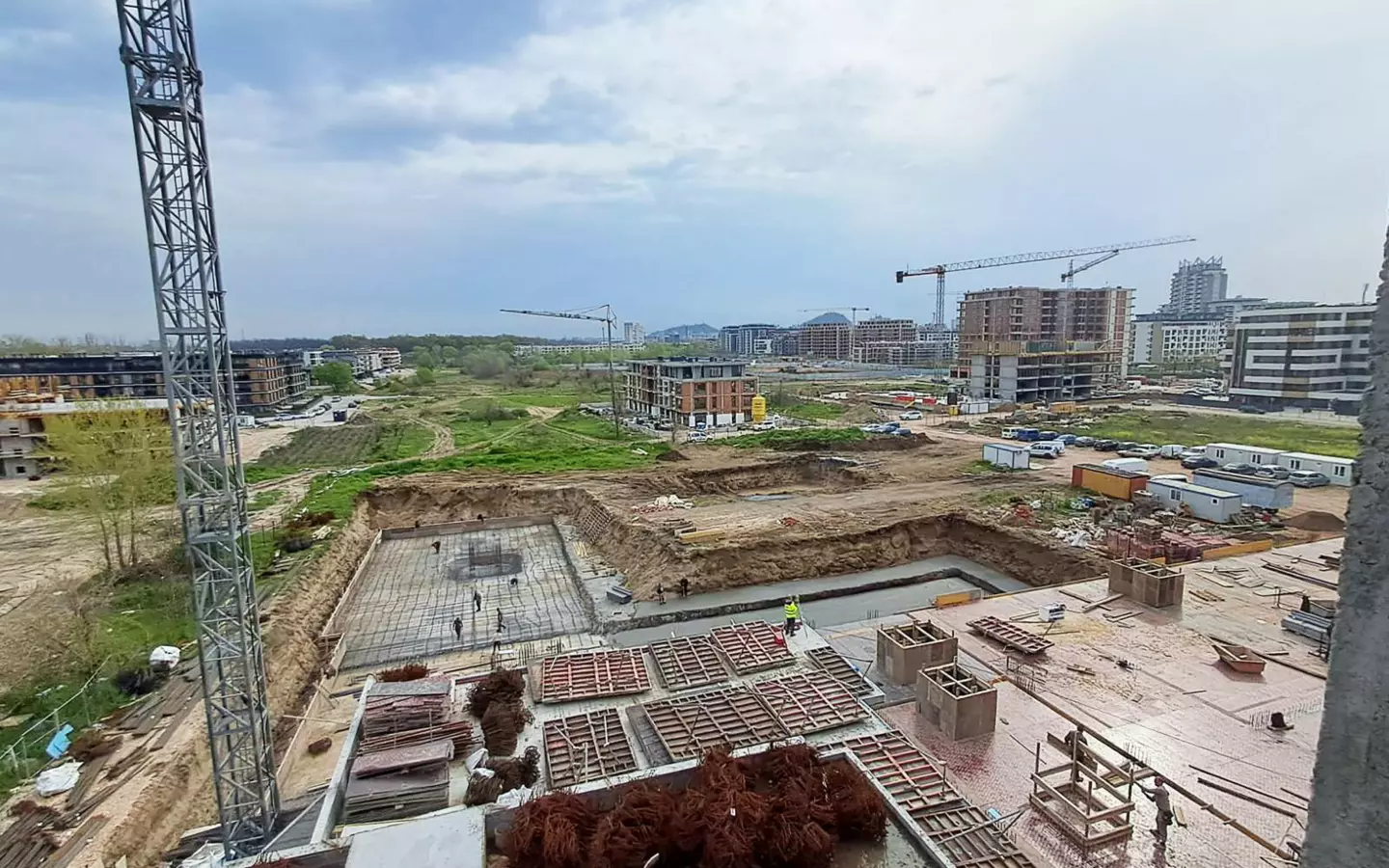 Modern 1-bedroom Apartment Near Rowing Canal & Otdih I Kultura Park | Panoramic Mountain Views