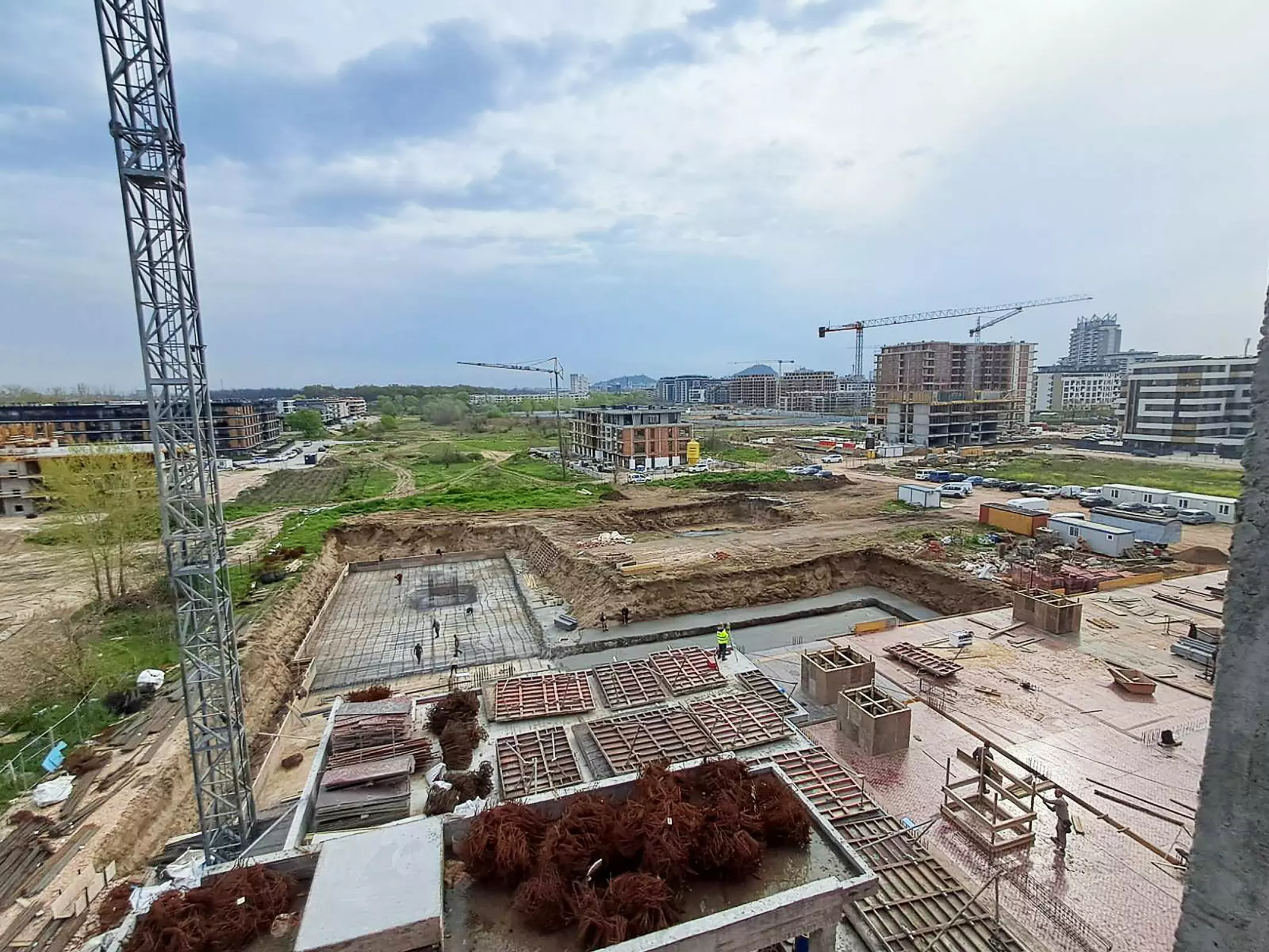 Modern 1-bedroom Apartment Near Rowing Canal & Otdih I Kultura Park | Panoramic Mountain Views