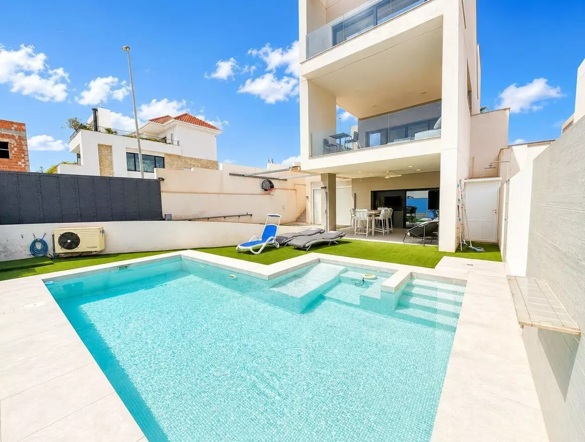 4-bedroom Villa In Benijofar, Spain (319 M²)