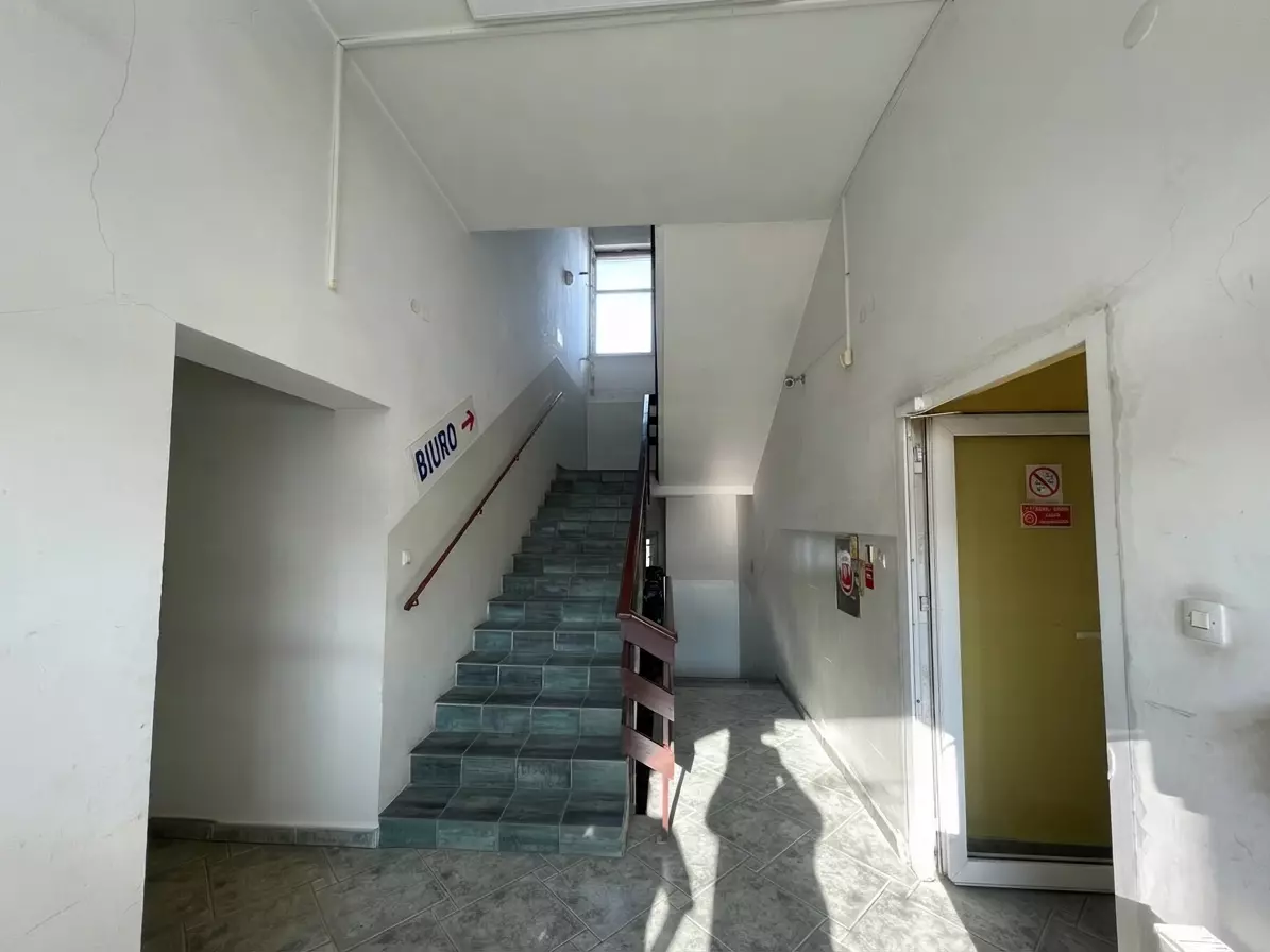 Commercial Property Near Poznań: Warehouse, Production & Offices (~1,456 Sqm)