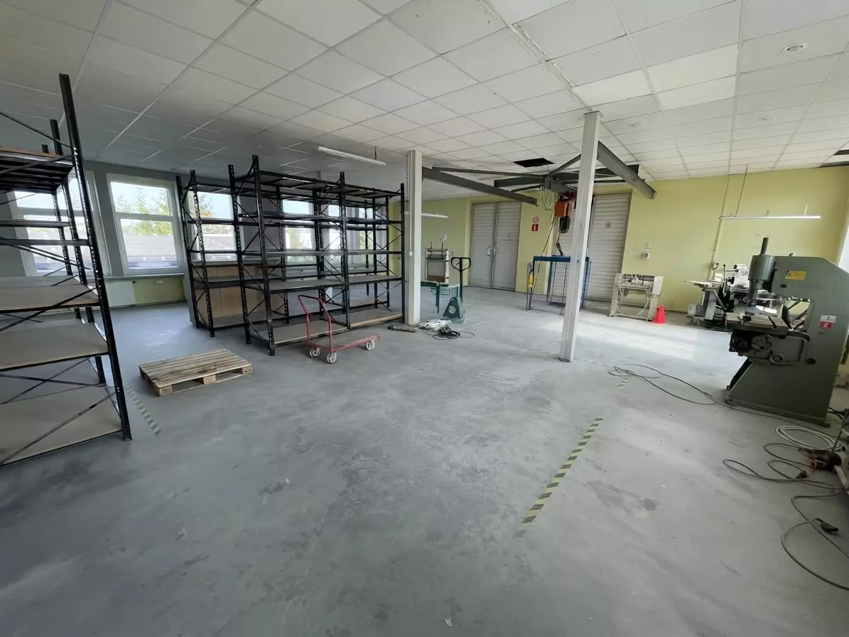 Commercial Property Near Poznań: Warehouse, Production & Offices (~1,456 Sqm)