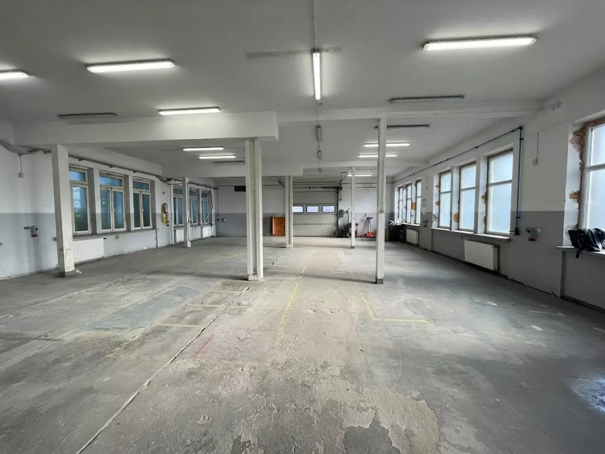 Commercial Property Near Poznań: Warehouse, Production & Offices (~1,456 Sqm)