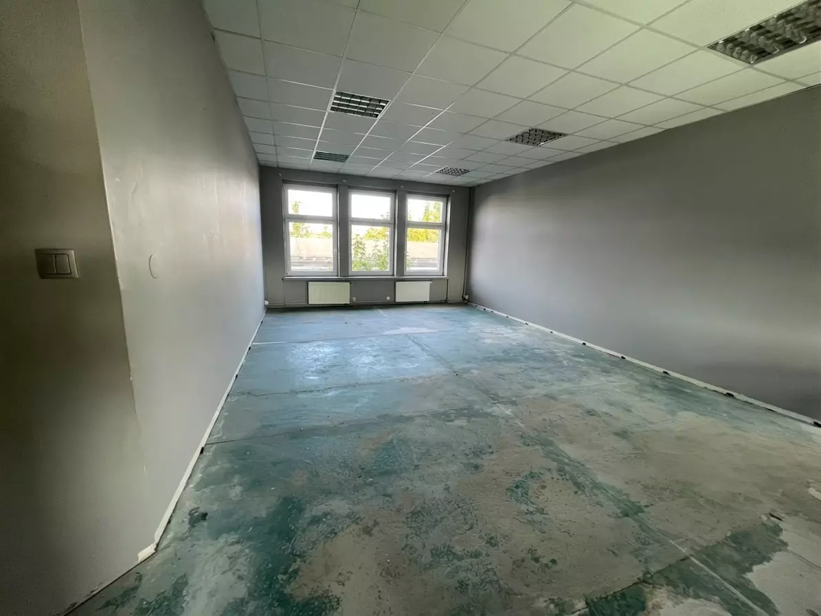 Commercial Property Near Poznań: Warehouse, Production & Offices (~1,456 Sqm)