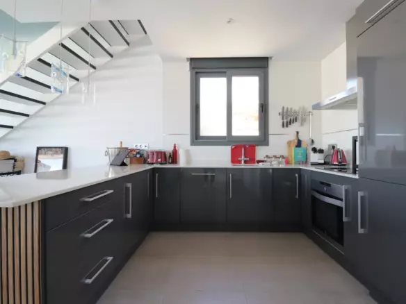 3-bedroom Villa In Benijofar, Spain (182 M²)