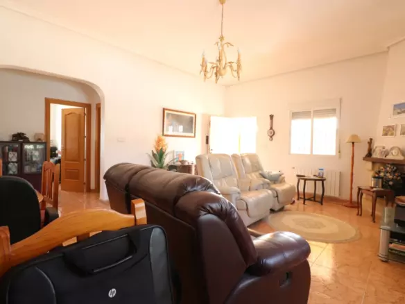 3-bedroom Country House In Albatera, Spain (164 M²)