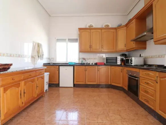 3-bedroom Country House In Albatera, Spain (164 M²)