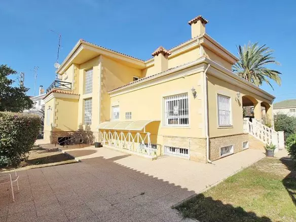 4-bedroom Villa In Elche, Spain (424 M²)