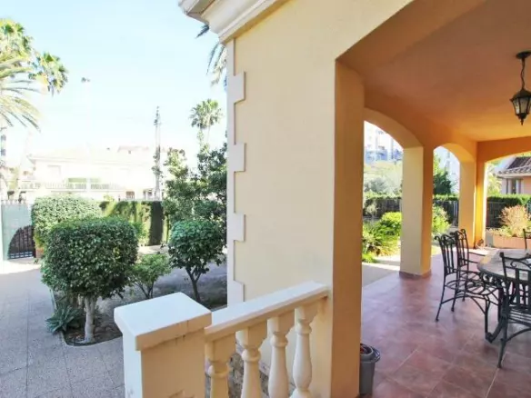 4-bedroom Villa In Elche, Spain (424 M²)