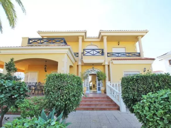 4-bedroom Villa In Elche, Spain (424 M²)