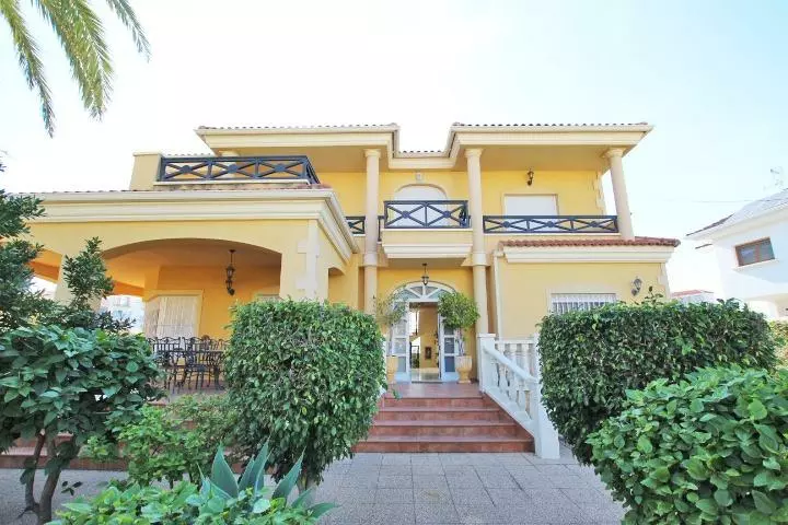 4-bedroom Villa In Elche, Spain (424 M²)