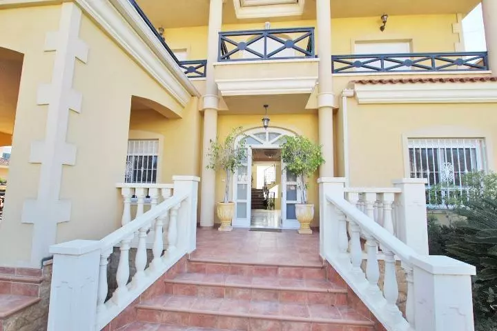 4-bedroom Villa In Elche, Spain (424 M²)