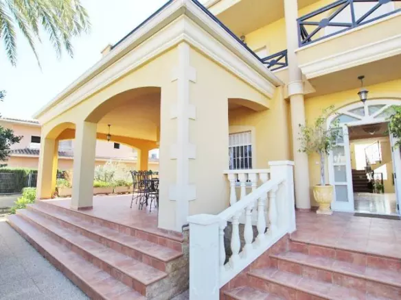 4-bedroom Villa In Elche, Spain (424 M²)