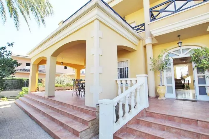 4-bedroom Villa In Elche, Spain (424 M²)