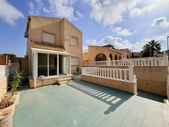 4-bedroom House In Torrevieja, Spain (127 M²)