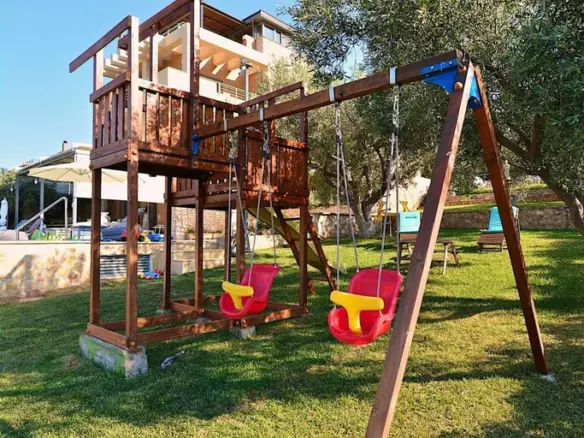 8-bedroom Villa In Anthidonos, Greece (390 M²)
