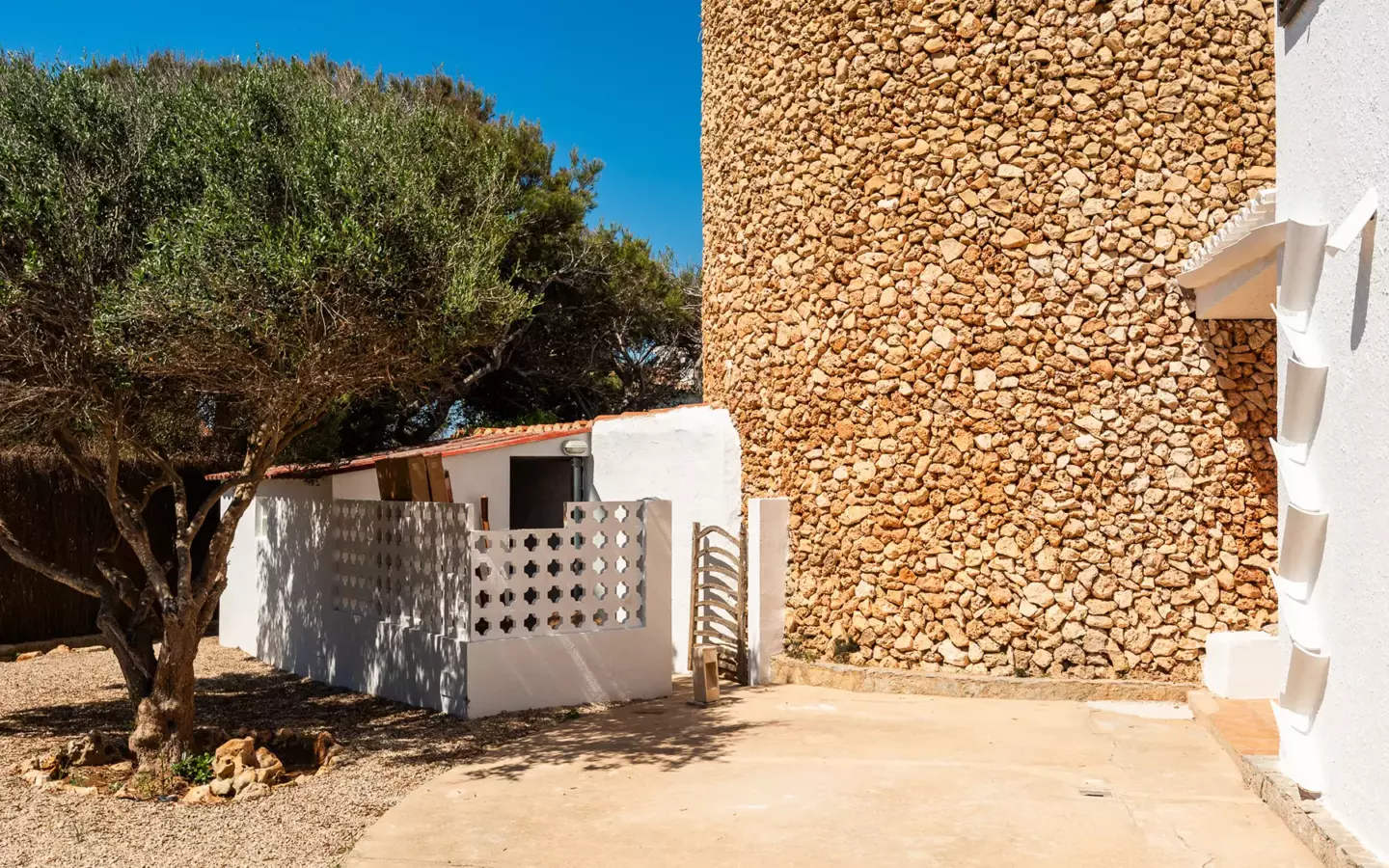 Renovated 4-bedroom Villa With Private Pool And Parking In S’algar, Menorca