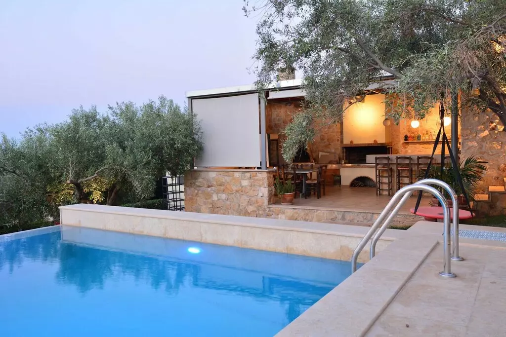 8-bedroom Villa In Anthidonos, Greece (390 M²)