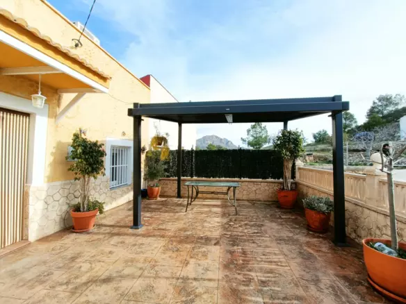 3-bedroom Detached Villa In Barinas, Spain (116 M²)