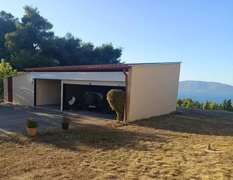 Central Greece Livanates: 290-square-meter Chalet-style Maisonette On A 4,700-square-meter Lot
