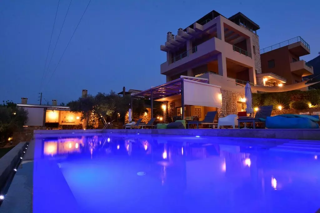 8-bedroom Villa In Anthidonos, Greece (390 M²)
