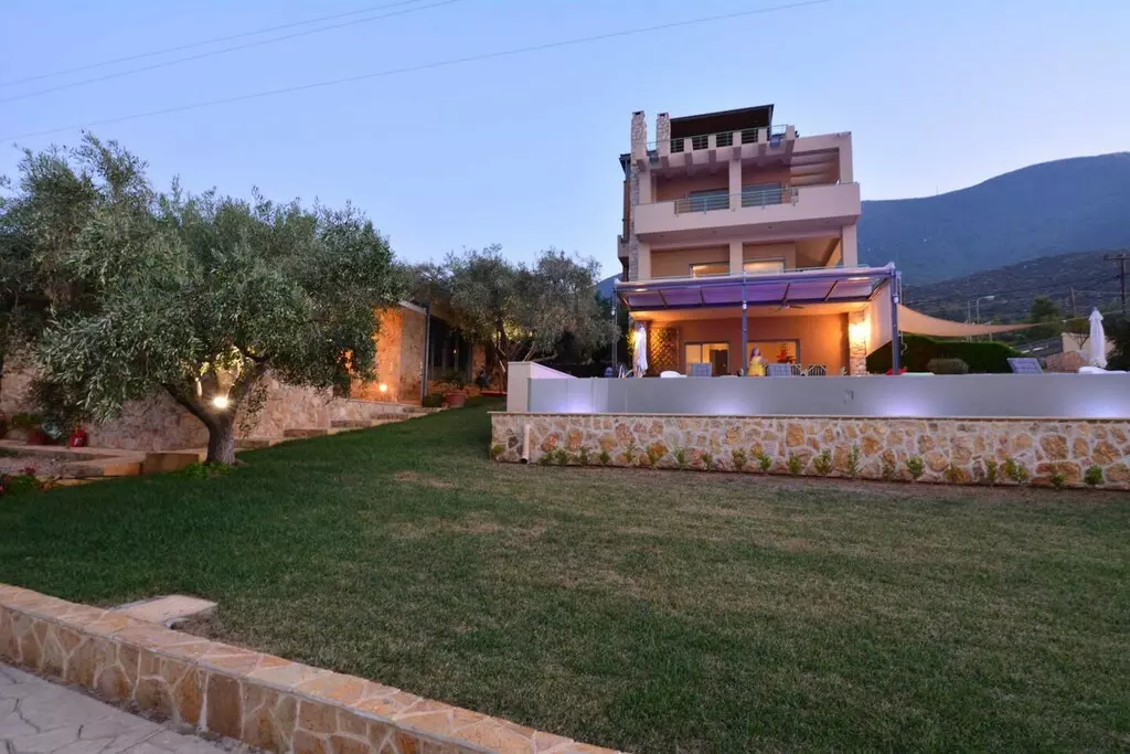 8-bedroom Villa In Anthidonos, Greece (390 M²)