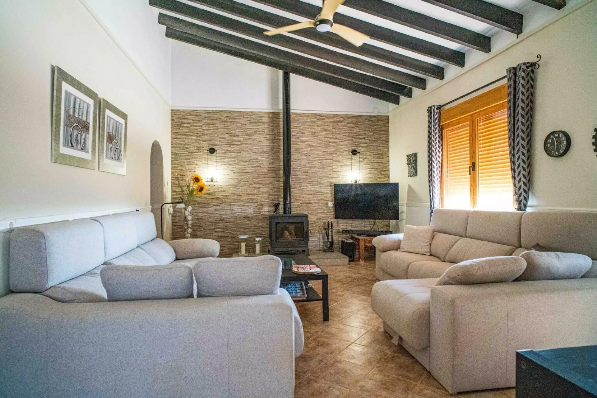w_photo-qwphegjcez32wcxhxv8or-1536×1024-5f78c3 5-bedroom Country House In Pinoso, Spain (490 M²)