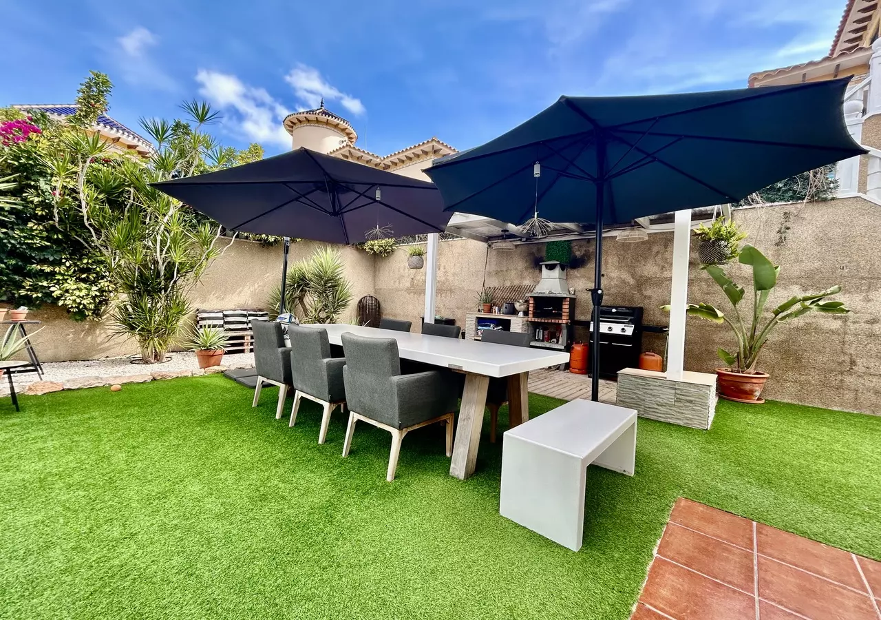4-bedroom Villa In Villamartin, Spain (182 M²)