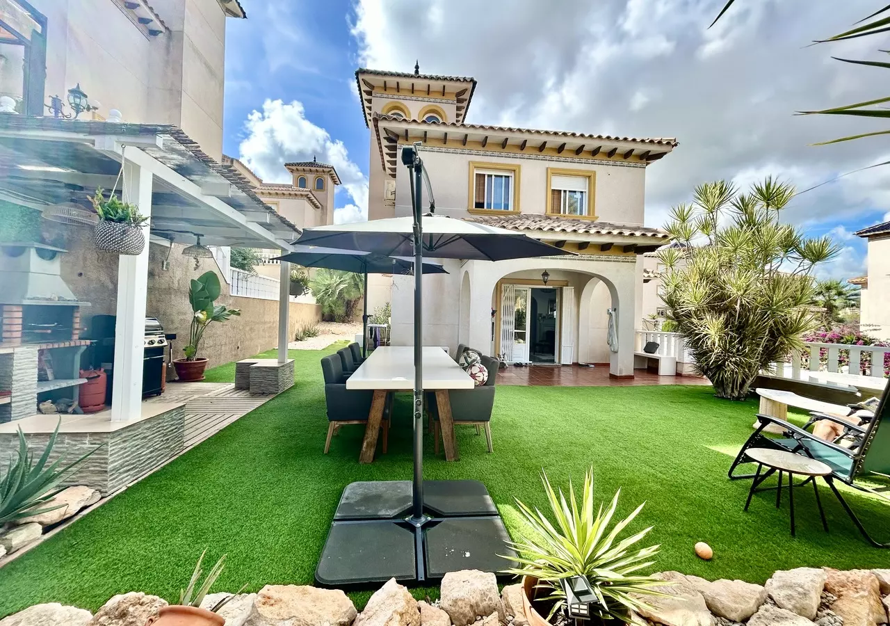 4-bedroom Villa In Villamartin, Spain (182 M²)
