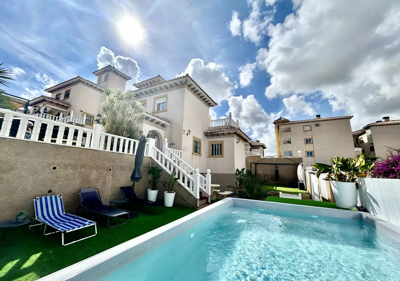 4-bedroom Villa In Villamartin, Spain (182 M²)