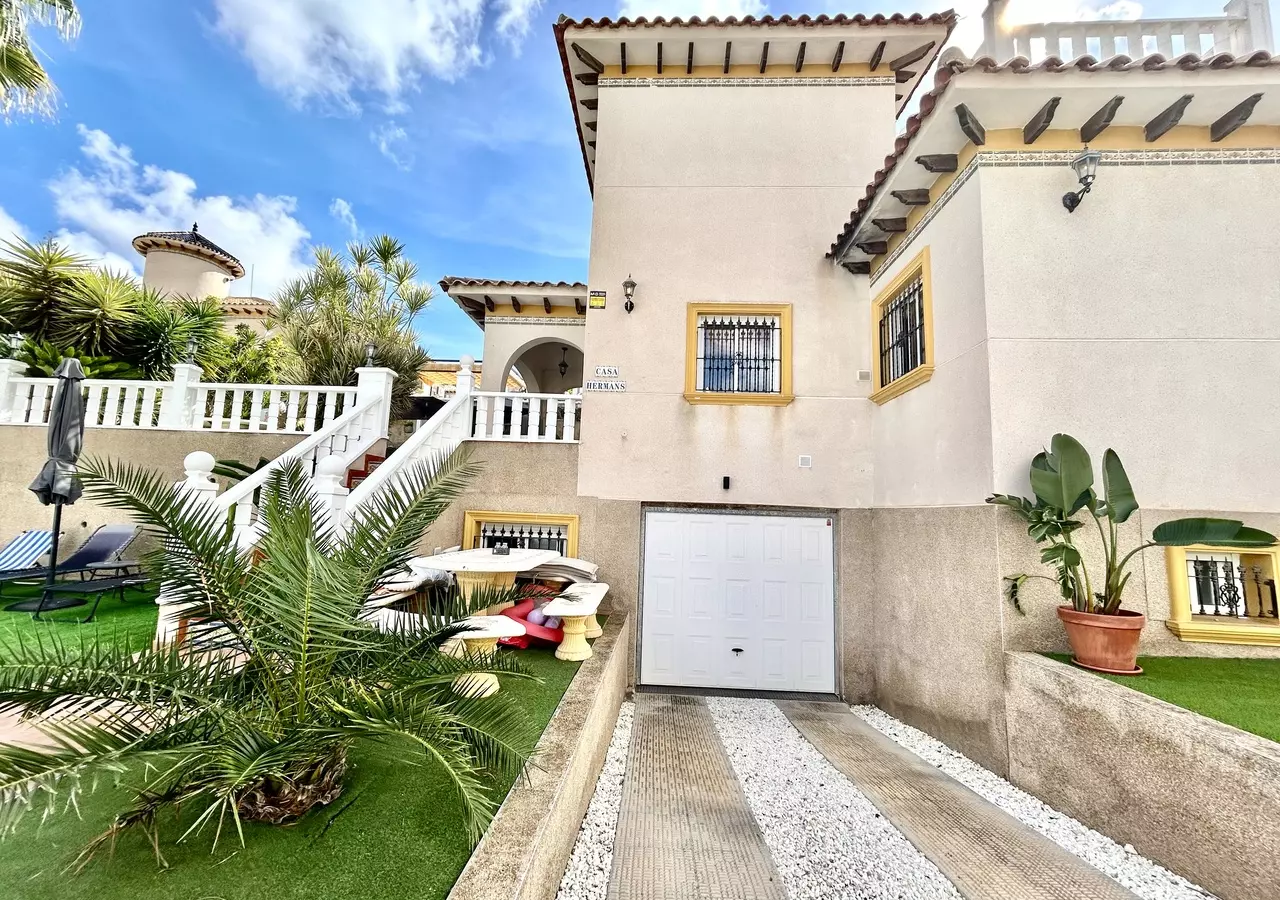 4-bedroom Villa In Villamartin, Spain (182 M²)