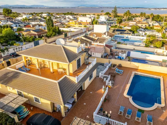 6-bedroom Villa In Torrevieja, Spain (340 M²)