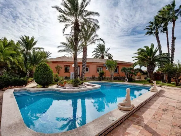 5-bedroom Villa In Torrevieja, Spain (558 M²)