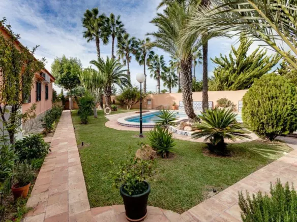 5-bedroom Villa In Torrevieja, Spain (558 M²)