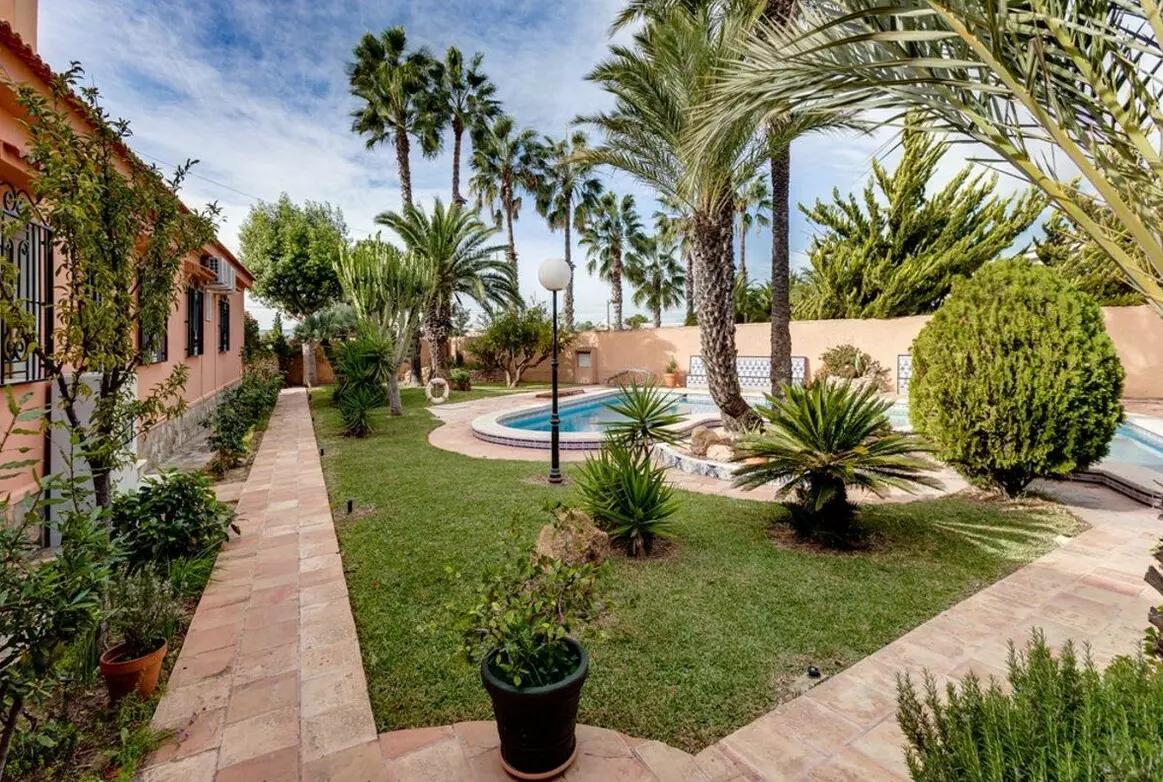 5-bedroom Villa In Torrevieja, Spain (558 M²)